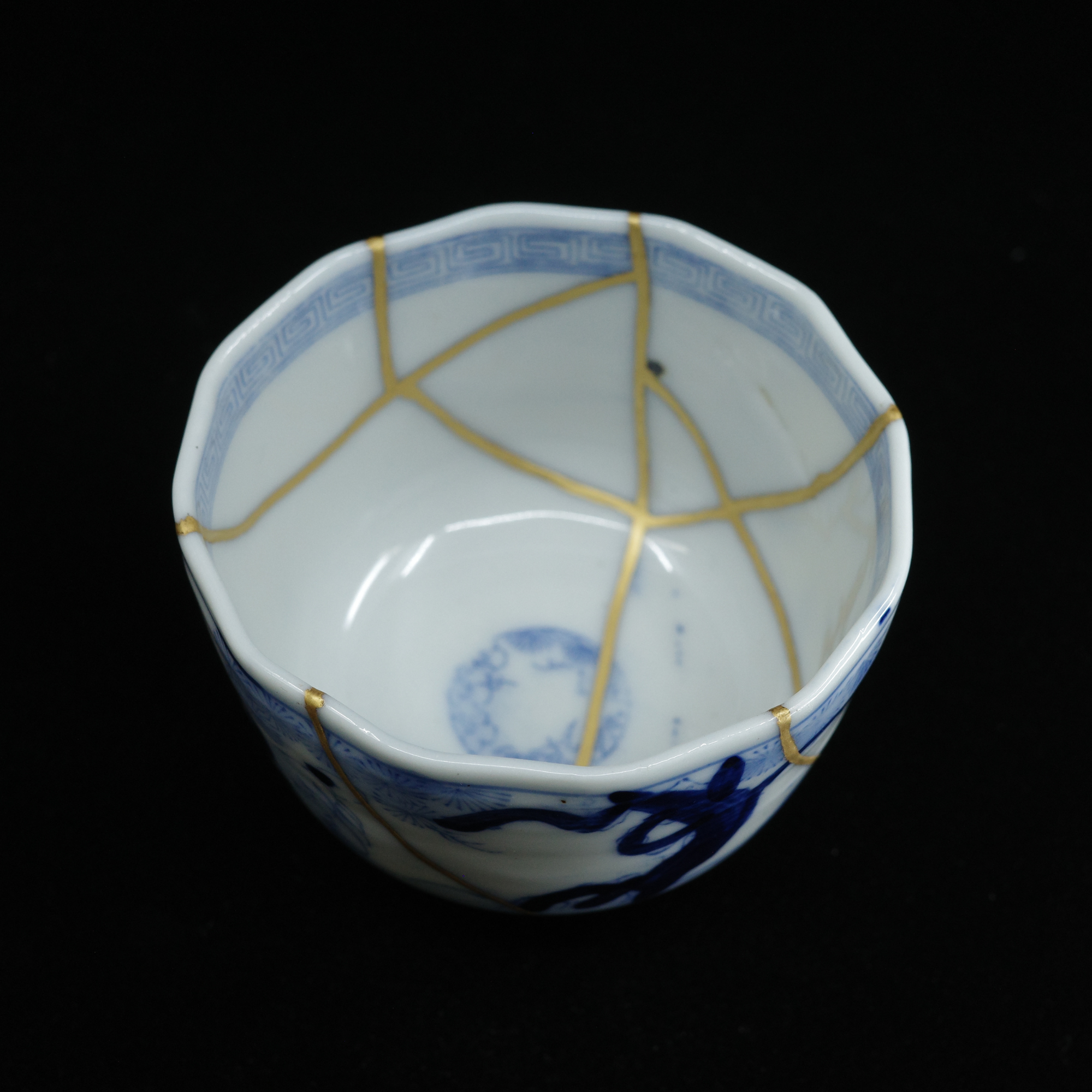 金継ぎ品 伊万里焼 明治時代 湯呑 人物文 金消紛仕上げ【無料配送】