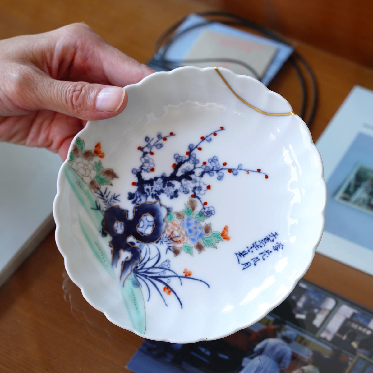 金継ぎ品 伊万里焼 小皿 大正時代 梅と牡丹 金消粉仕上げ