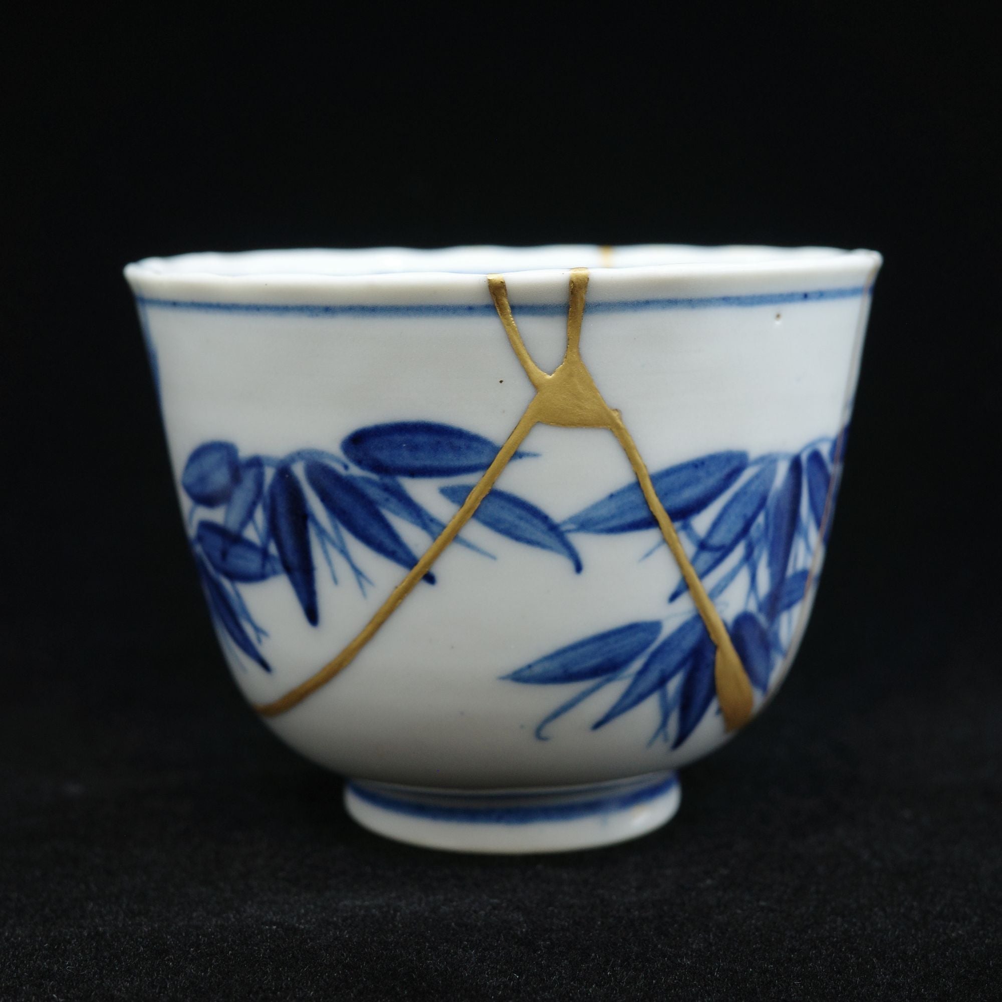 金継ぎ品 伊万里焼 明治時代 湯呑 竹文 金消紛と黒漆仕上げ【無料配送】