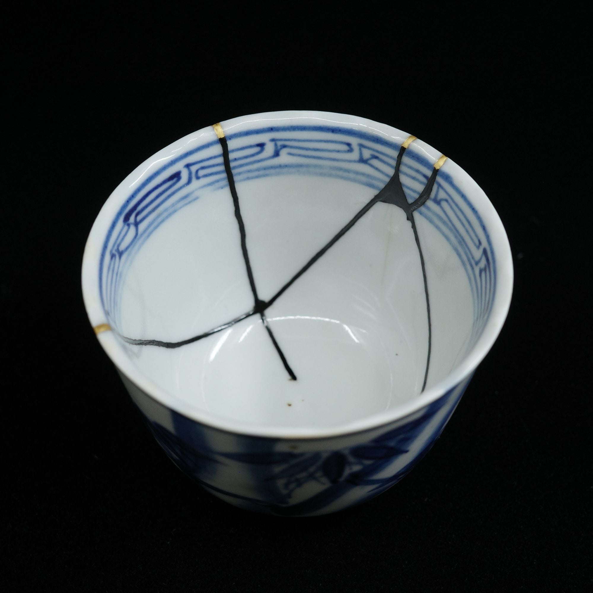 金継ぎ品 伊万里焼 明治時代 湯呑 竹文 金消紛と黒漆仕上げ【無料配送】