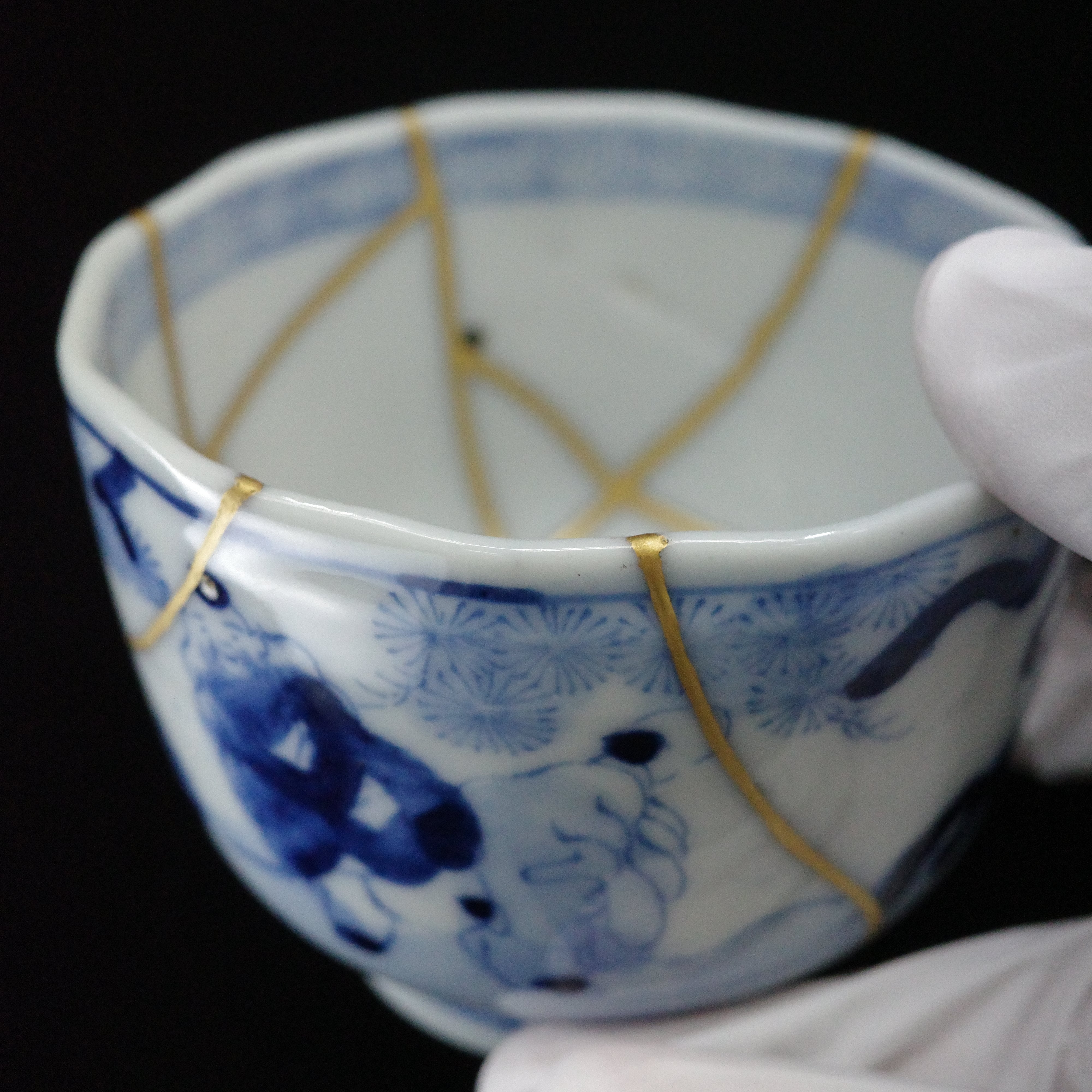 Kintsugi Imari Ware Meiji-Era Teacup - Figure Design, Matte Gold Powder Finish [Free Shipping]