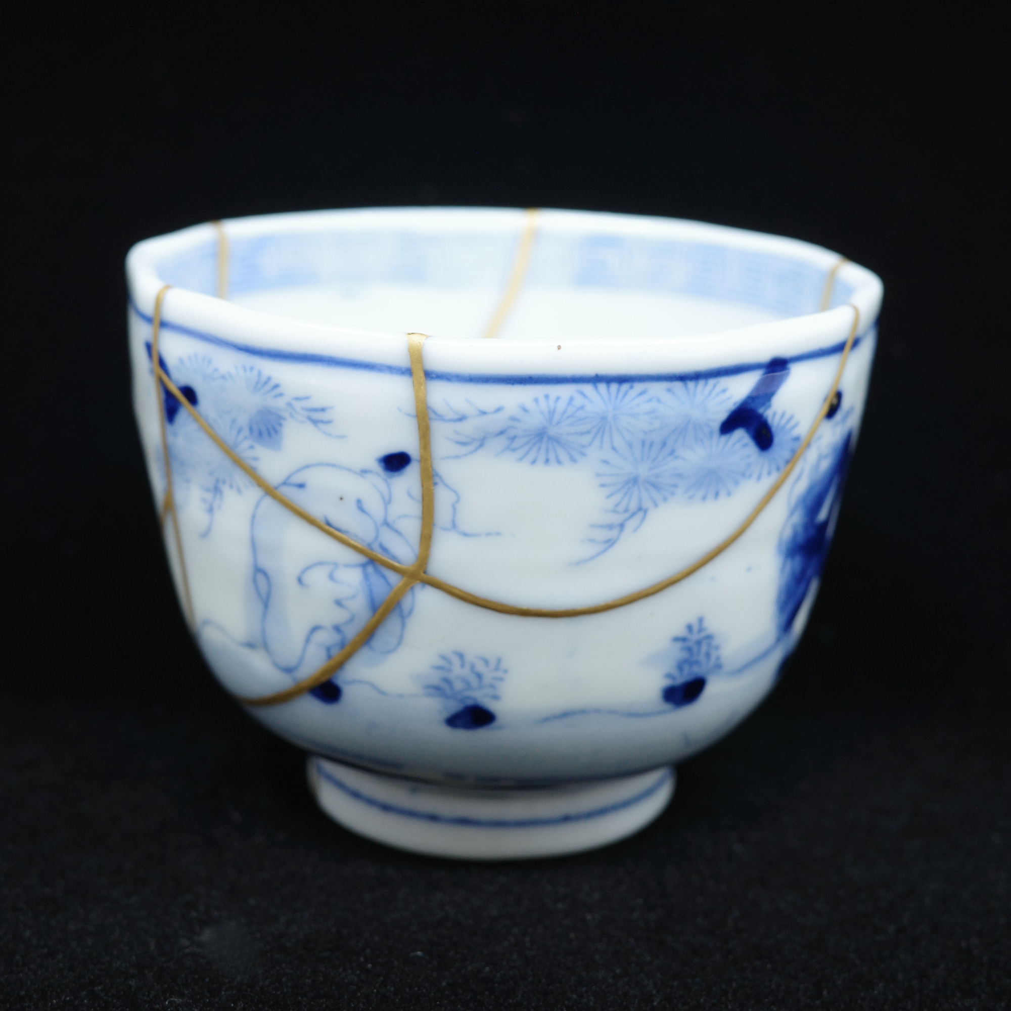 Kintsugi Imari Ware Meiji-Era Teacup - Figure Design, Matte Gold Powder Finish [Free Shipping]