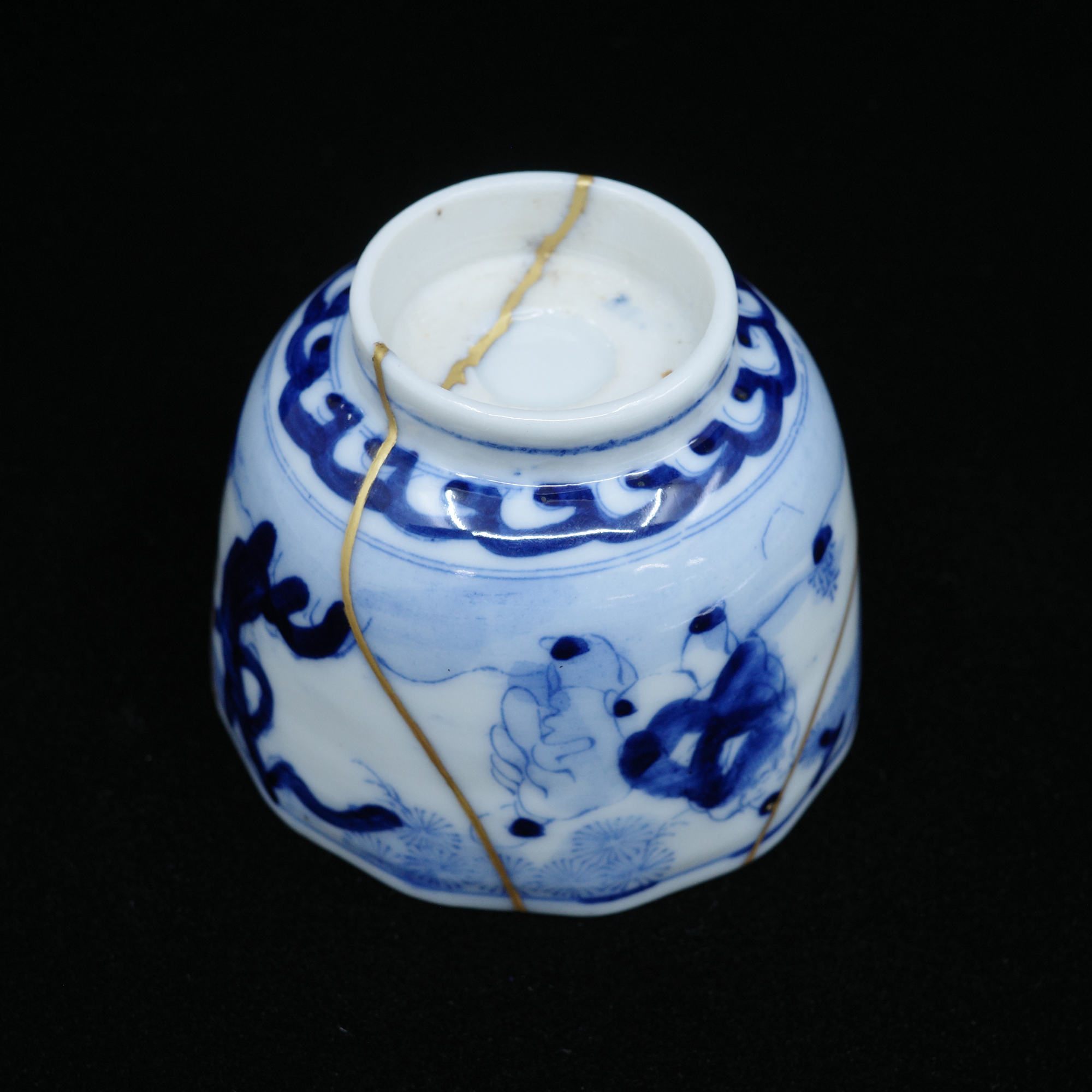 Kintsugi Imari Ware Meiji-Era Teacup - Figure Design, Matte Gold Powder Finish [Free Shipping]
