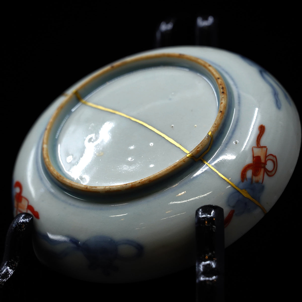 Piattino antico Imari, periodo Meiji – Porcellana giapponese riparata con oro (Kintsugi), decoro ruscello, crisantemi e lespedeza, finitura oro opaco