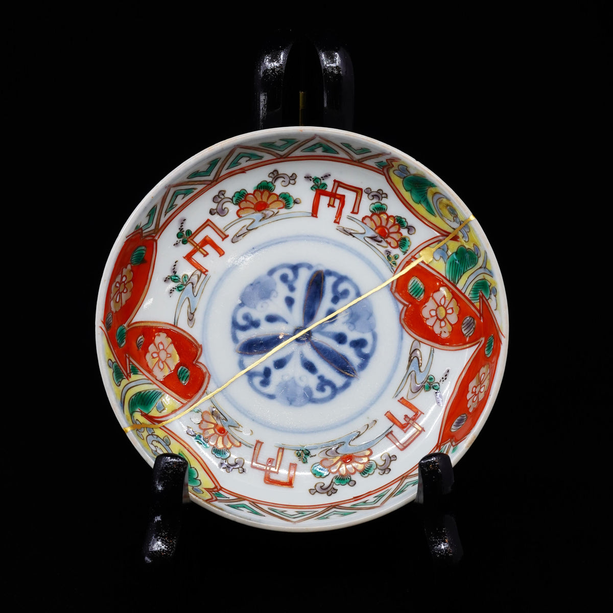 Piattino antico Imari, periodo Meiji – Porcellana giapponese riparata con oro (Kintsugi), decoro ruscello, crisantemi e lespedeza, finitura oro opaco