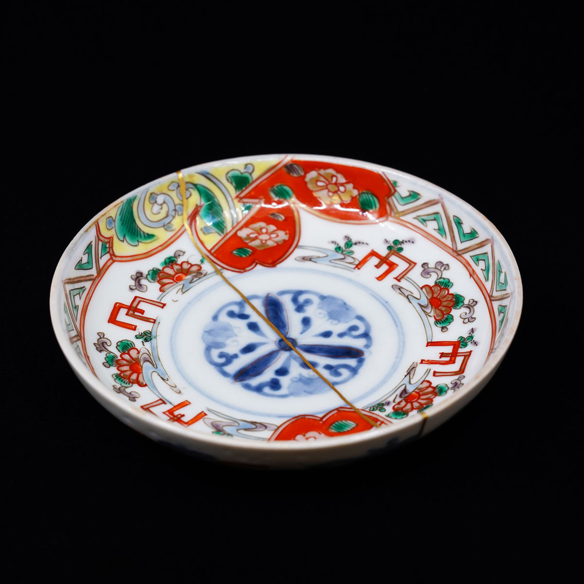 Piattino antico Imari, periodo Meiji – Porcellana giapponese riparata con oro (Kintsugi), decoro ruscello, crisantemi e lespedeza, finitura oro opaco