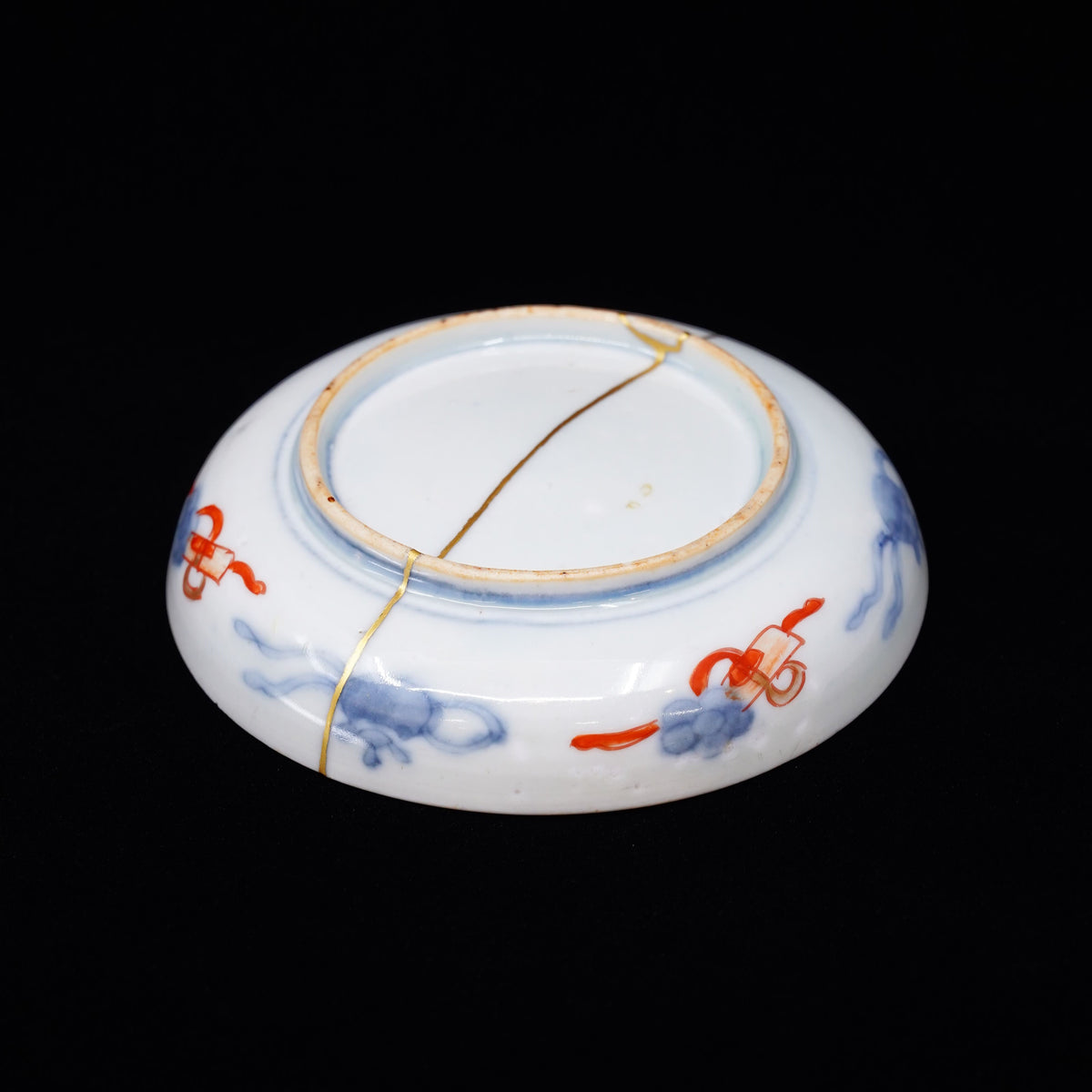 Piattino antico Imari, periodo Meiji – Porcellana giapponese riparata con oro (Kintsugi), decoro ruscello, crisantemi e lespedeza, finitura oro opaco