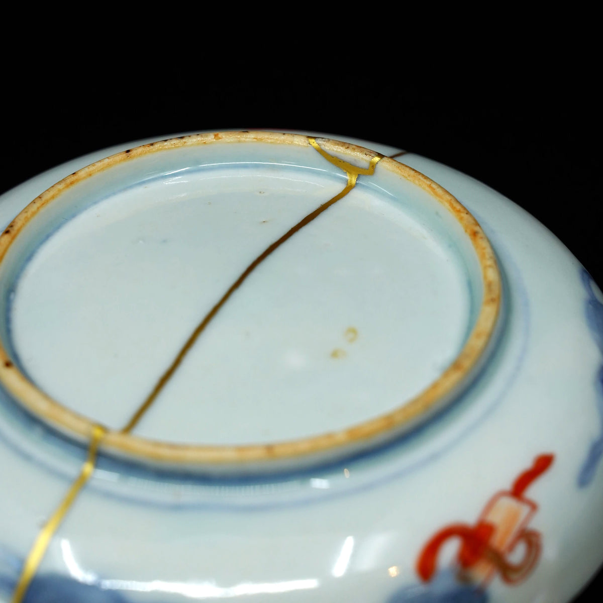 Piattino antico Imari, periodo Meiji – Porcellana giapponese riparata con oro (Kintsugi), decoro ruscello, crisantemi e lespedeza, finitura oro opaco