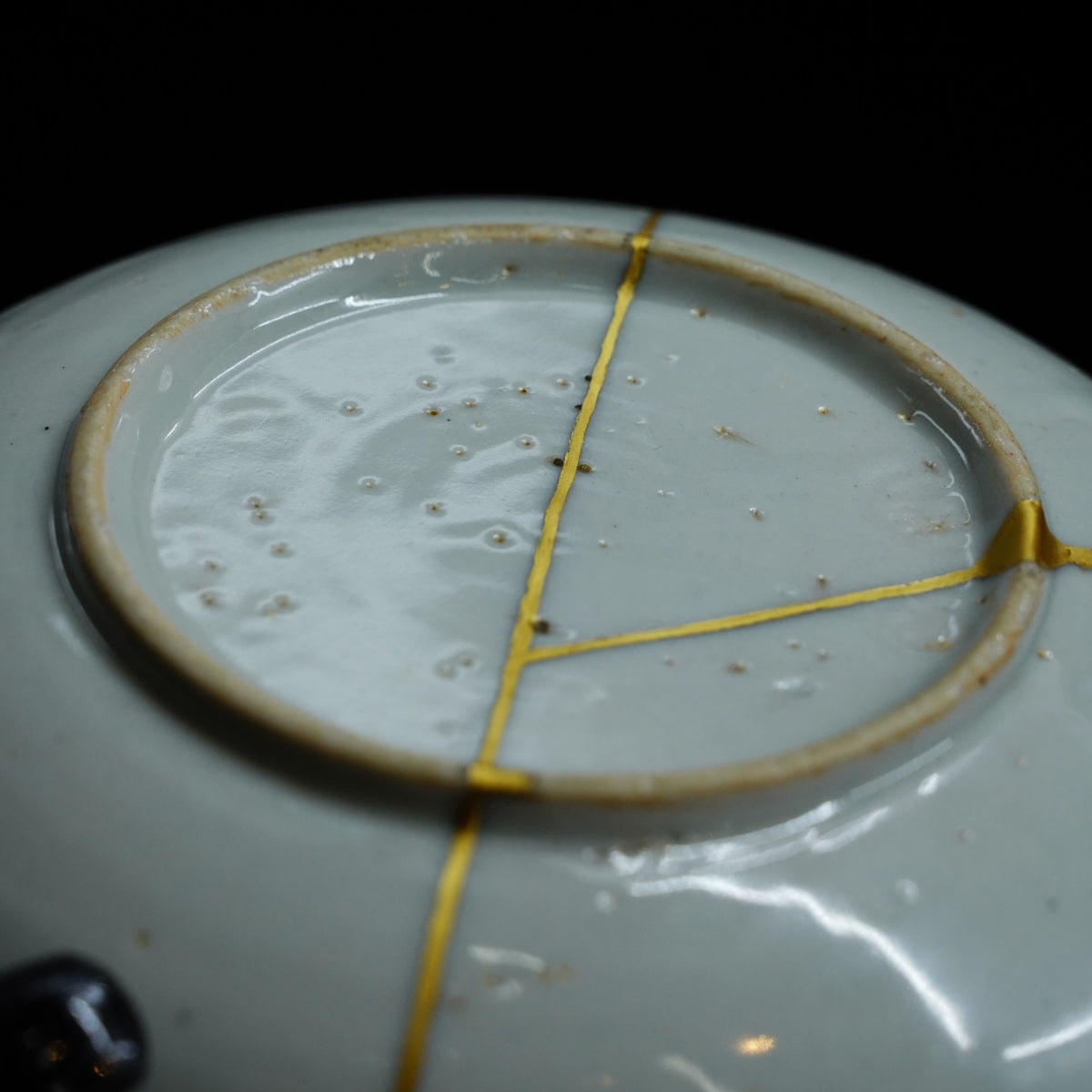 金継ぎ品 伊万里焼 小皿 明治時代 三方に花 金消粉仕上げ
