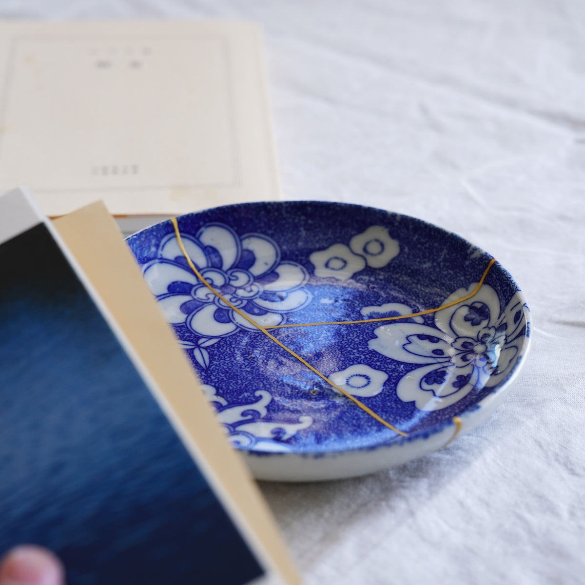 金継ぎ品 伊万里焼 小皿 明治時代 三方に花 金消粉仕上げ