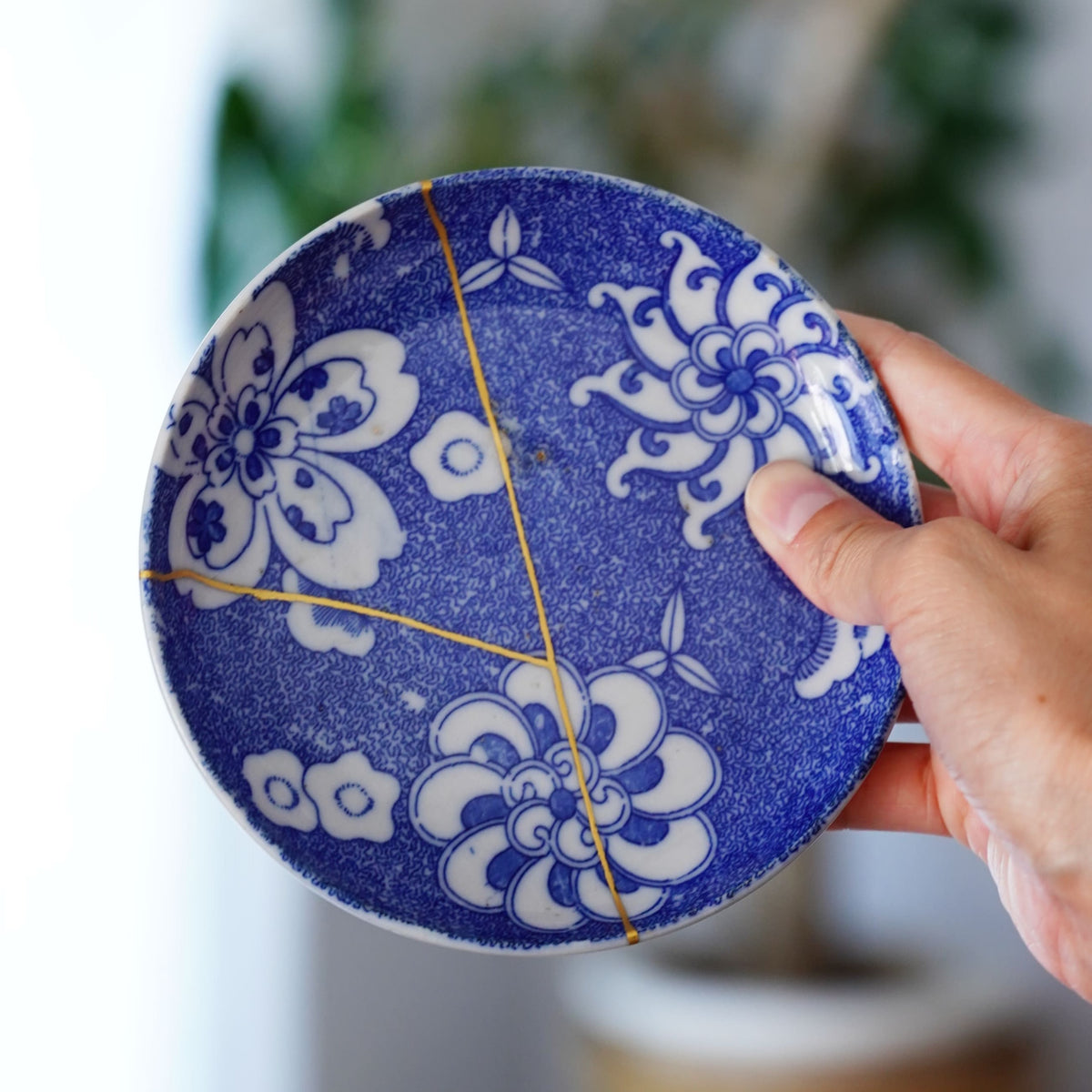 金継ぎ品 伊万里焼 小皿 明治時代 三方に花 金消粉仕上げ