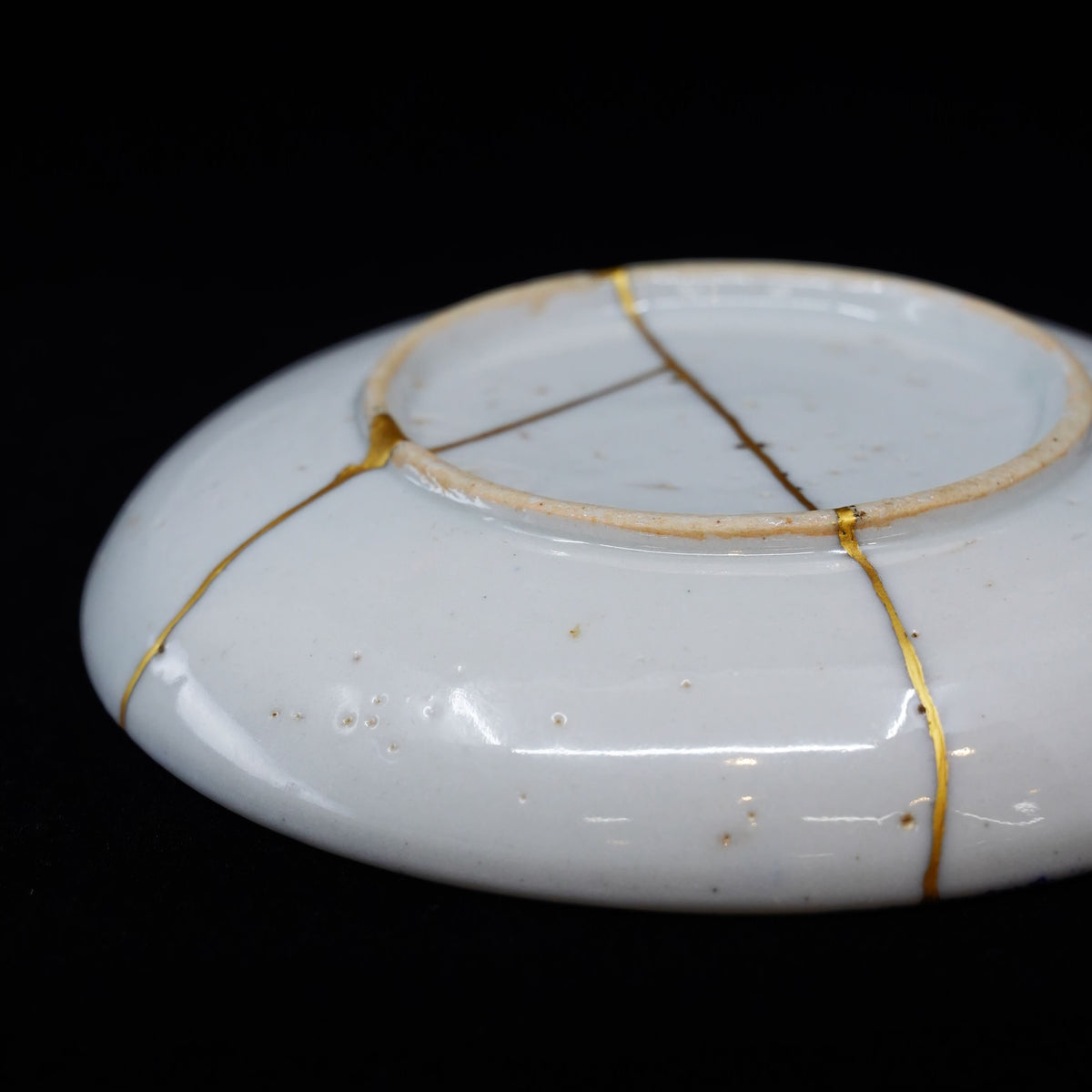 金継ぎ品 伊万里焼 小皿 明治時代 三方に花 金消粉仕上げ