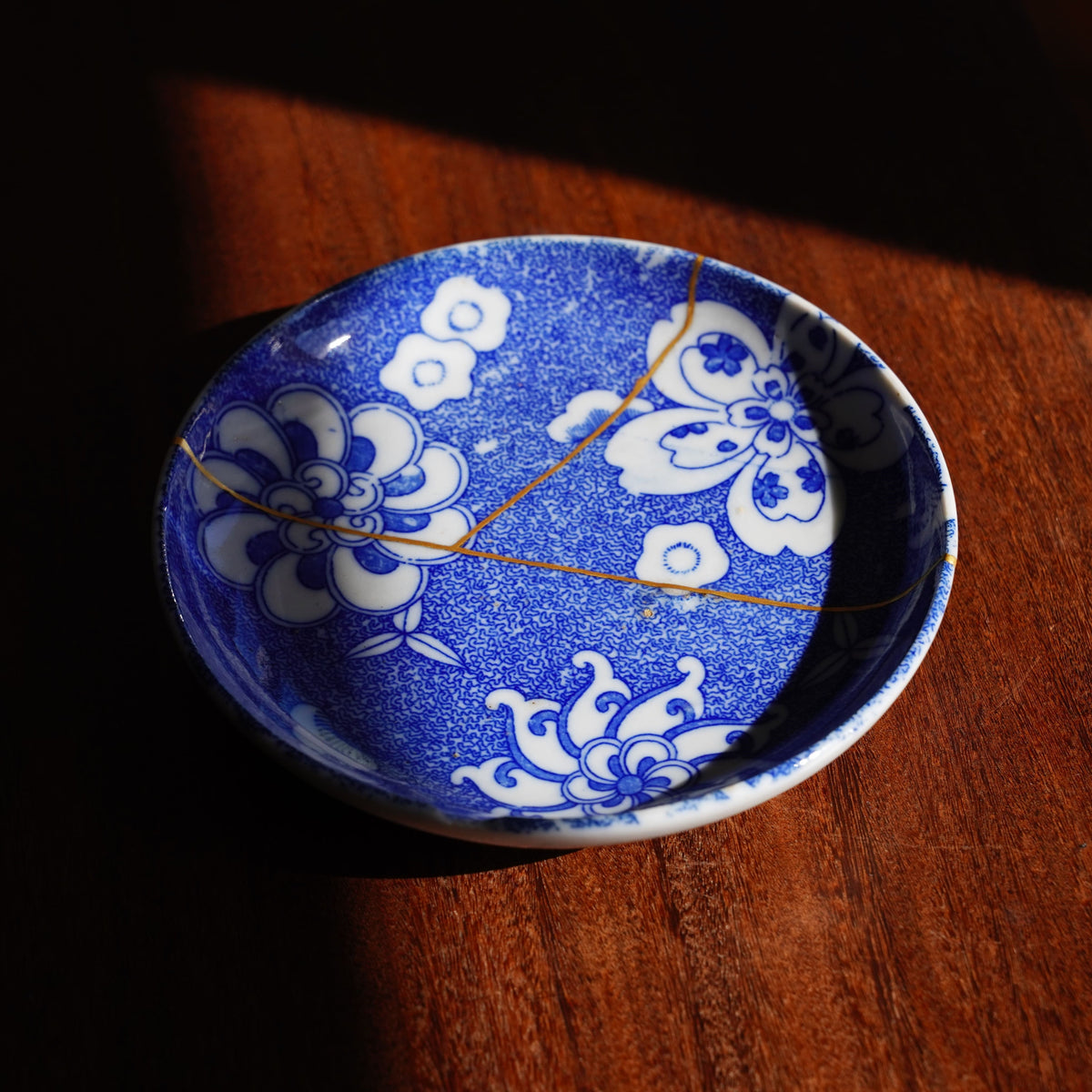 金継ぎ品 伊万里焼 小皿 明治時代 三方に花 金消粉仕上げ