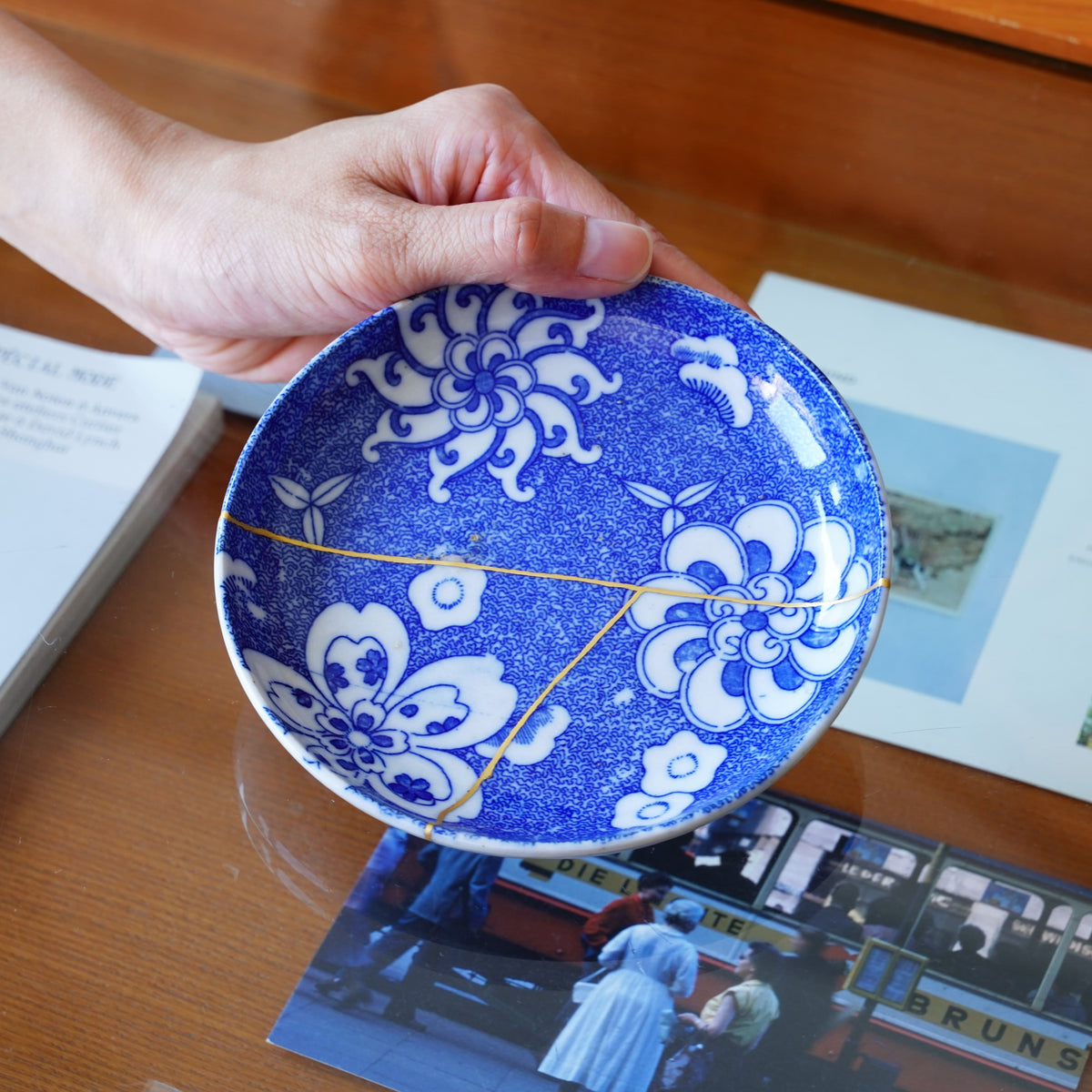 金継ぎ品 伊万里焼 小皿 明治時代 三方に花 金消粉仕上げ