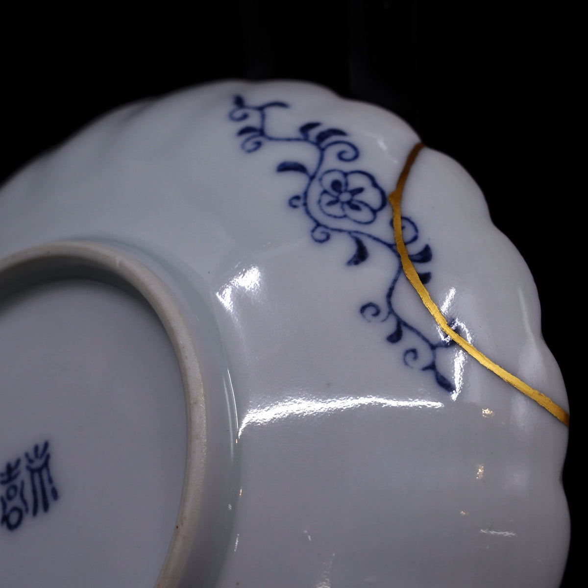 金継ぎ品 伊万里焼 小皿 大正時代 梅と牡丹 金消粉仕上げ