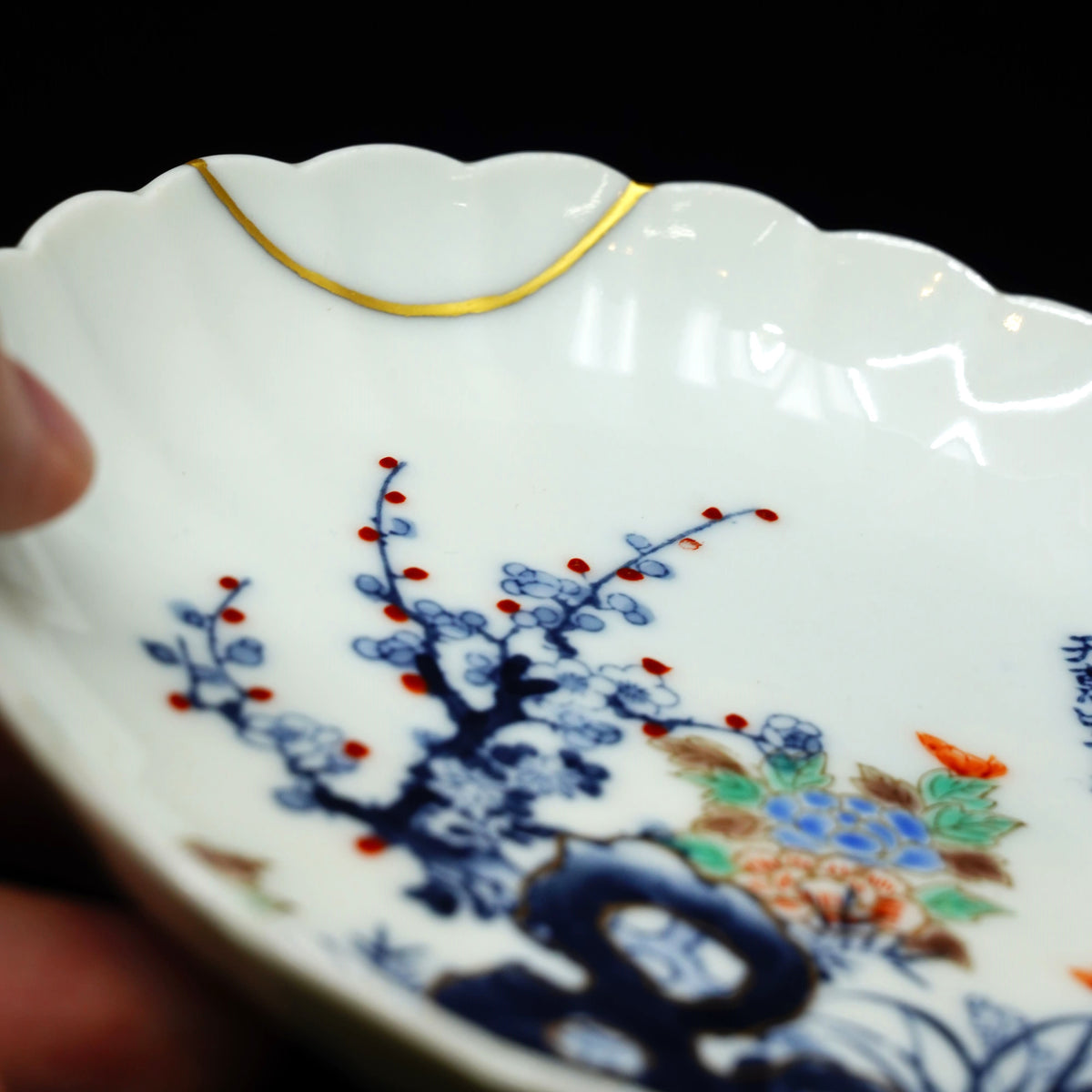 金継ぎ品 伊万里焼 小皿 大正時代 梅と牡丹 金消粉仕上げ