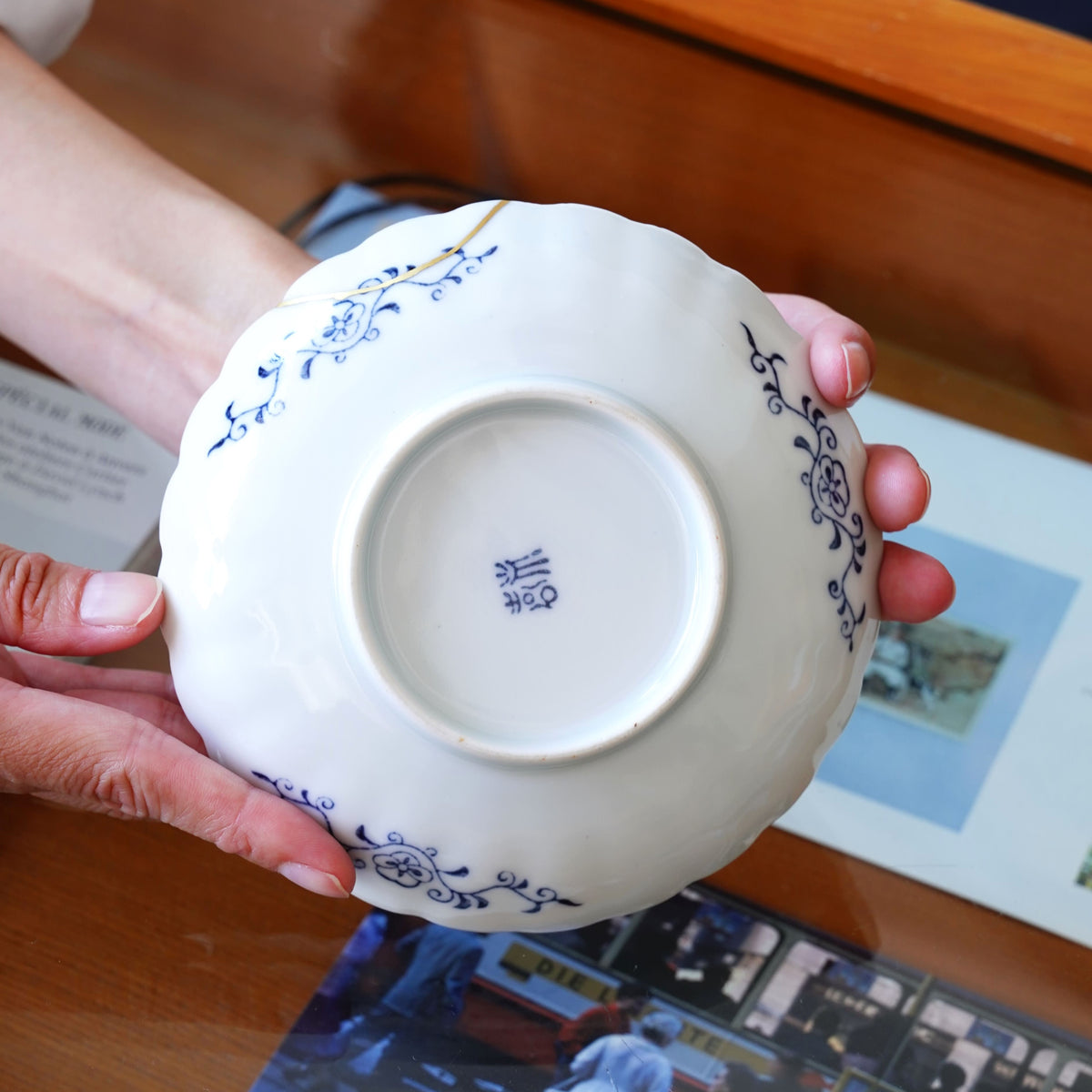 金継ぎ品 伊万里焼 小皿 大正時代 梅と牡丹 金消粉仕上げ