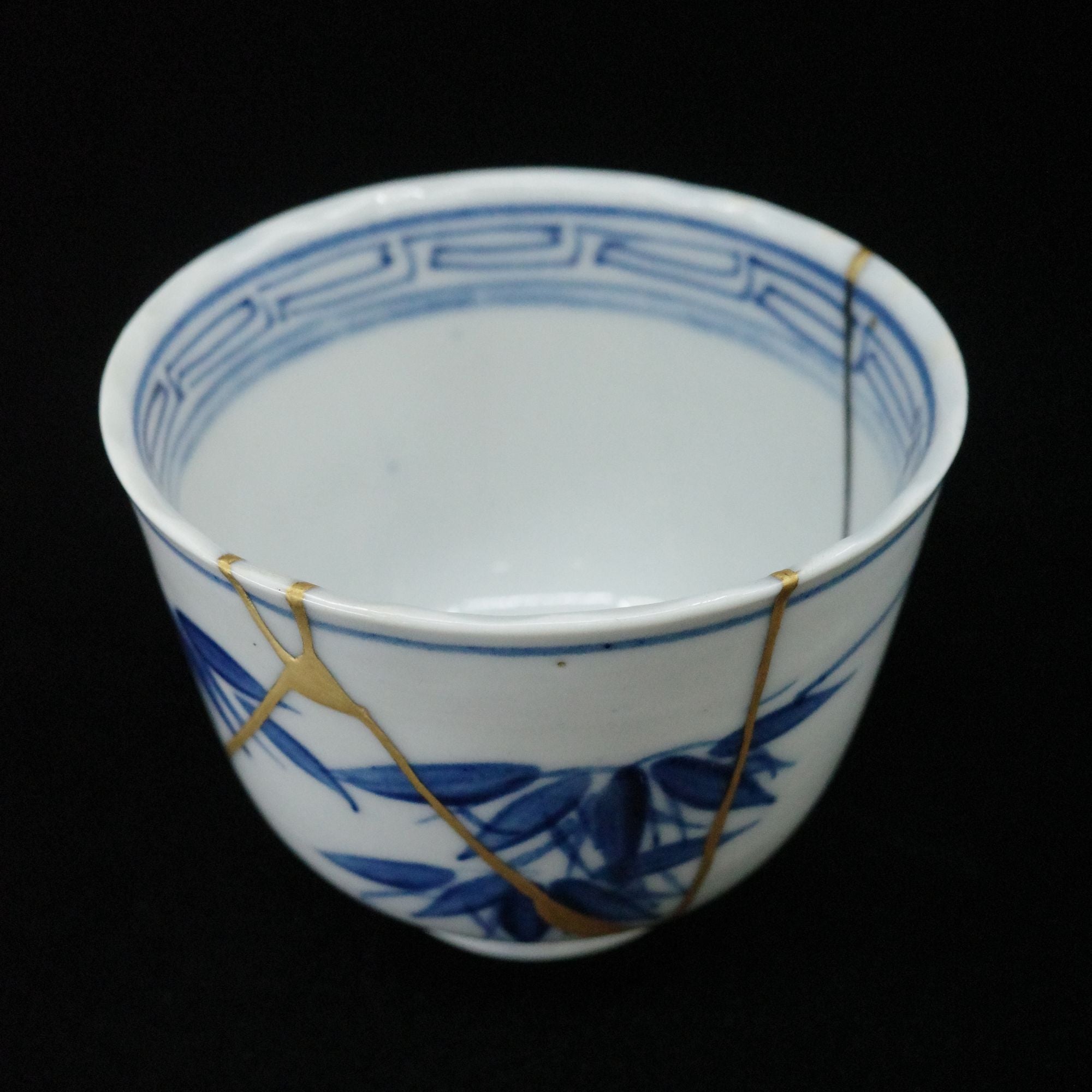 金継ぎ品 伊万里焼 明治時代 湯呑 竹文 金消紛と黒漆仕上げ【無料配送】