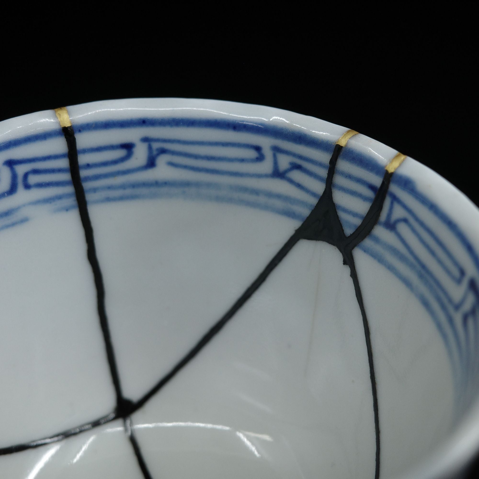 金継ぎ品 伊万里焼 明治時代 湯呑 竹文 金消紛と黒漆仕上げ【無料配送】