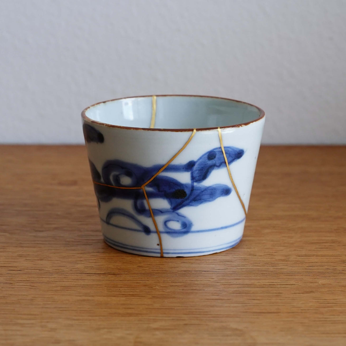 Antique Imari Ware Teacup, Edo Era – Japanese Pottery Repaired with Gold (Kintsugi), Arabesque Design